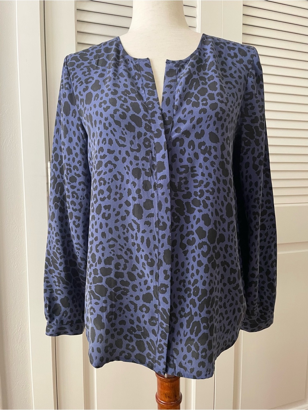 Joie Silk Midnight Leopard Animal Print Button-up Blouse V-neck Size S